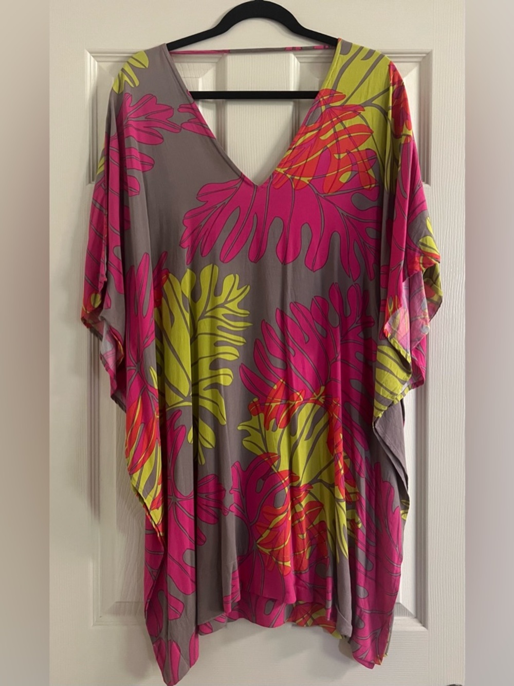 Manuhealii- Vintage- Pink & Lime Leaf Print V-Neck Tunic